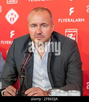 firo Wurzburger Kicker, Würzburg Deutschland, Würzburg, FLYERALARM Lounge, 20. Januar, 2020, Pressekonferenz, Präsentation einer neuen FLYERALARM-Unternehmenseinheit im Fußballbereich in Zusammenarbeit mit Felix Magath. Bild: Von links Präsentation von Flyeralarm Global Soccer, Thorsten Fischer (Vorsitzende des Vorstands der FLYERALARM GmbH und Vorsitzende des Aufsichtsrats der Kickers Würzburg) weltweit Stockfoto