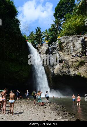Touristen genießen den Tegenungan Wasserfall in Bali, Indonesien. Stockfoto