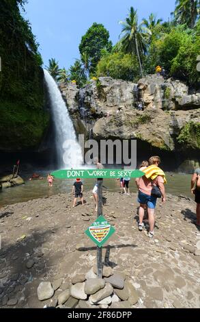 Touristen genießen den Tegenungan Wasserfall in Bali, Indonesien. Stockfoto