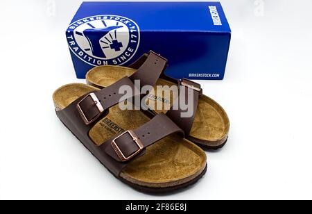 Braune Lederkorken Birkenstock Sandale mit Box, isoliert auf weißem Hintergrund Stockfoto