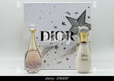 J'adore von Dior Parfüm und Körpermilch auf weißem Hintergrund Stockfoto