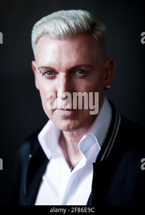 Hamburg, Deutschland. April 2021. H.P. Baxxter, Frontmann und Sänger der Band Scooter, bei einer Fotosession in seinem Studio zur Präsentation eines neuen Albums. Scooter wird ihr 20. Studioalbum, „God Save The Rave“, auf 16.04.2021 veröffentlichen. Quelle: Christian Charisius/dpa/Alamy Live News Stockfoto