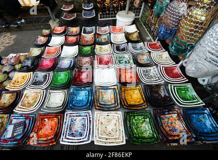 Balinesische Dekorationsplatten werden auf dem Markt in Ubud, Indonesien, verkauft. Stockfoto