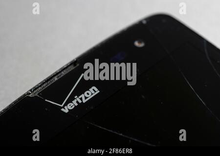 Das Verizon-Logo ist auf einem defekten Verizon Prepaid-Smartphone am 8. April 2021 zu sehen. Verizon Wireless ist ein amerikanisches Telekommunikationsunternehmen. Stockfoto