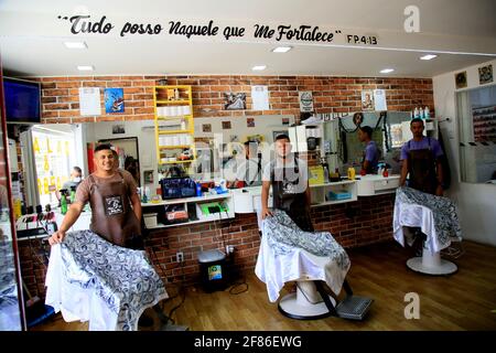 salvador, bahia, brasilien - 9. dezember 2020: Barbier wird in einem Friseurladen in der Stadt Salvador arbeiten gesehen. *** Ortsüberschrift *** Stockfoto