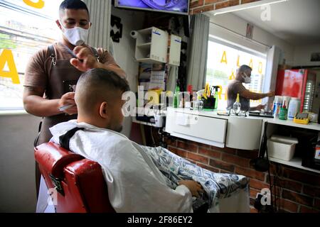 salvador, bahia, brasilien - 9. dezember 2020: Barbier wird in einem Friseurladen in der Stadt Salvador arbeiten gesehen. *** Ortsüberschrift *** Stockfoto