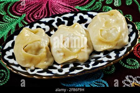 Shengjian mantou - gebratene Baozi-Dampfbrötchen, eine Spezialität von Shanghai. Stockfoto