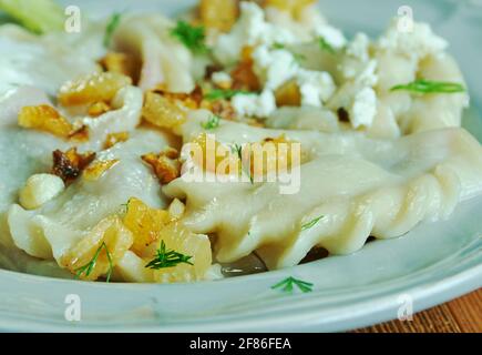 Pirohy - gefüllte Knödel, die durch Umwickeln ungesäuerten Teig hergestellt werden Eine herzhafte oder süße Füllung Stockfoto