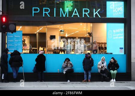 Am frühen Morgen stehen die Käufer vor dem Primark-Store in der Oxford Street in London Schlange und warten darauf, dass das Geschäft für die Kunden wieder geöffnet wird, da England einen weiteren Schritt zurück in Richtung Normalität unternimmt und die Sperrbeschränkungen weiter gelockert werden. Bilddatum: Montag, 12. April 2021. Stockfoto