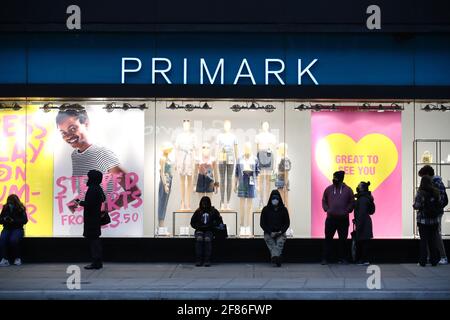 Am frühen Morgen stehen die Käufer vor dem Primark-Store in der Oxford Street in London Schlange und warten darauf, dass das Geschäft für die Kunden wieder geöffnet wird, da England einen weiteren Schritt zurück in Richtung Normalität unternimmt und die Sperrbeschränkungen weiter gelockert werden. Bilddatum: Montag, 12. April 2021. Stockfoto