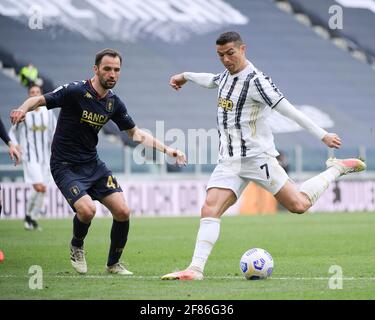 Turin, Italien. April 2021. Cristiano Ronaldo (R) des FC Juventus tritt am 11. April 2021 in Turin, Italien, während einer Serie EINES Fußballspiels zwischen dem FC Juventus und Genua an. Quelle: Federico Tardito/Xinhua/Alamy Live News Stockfoto