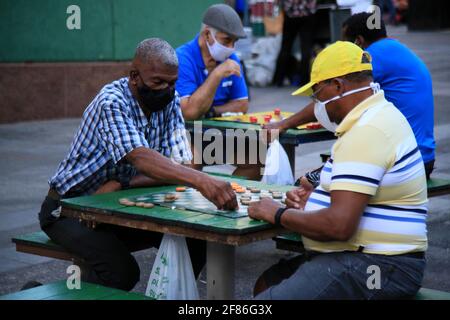 salvador, bahia, brasilien 2. dezember 2020: Menschen spielen auf einem öffentlichen Platz in der Stadt Salvador Dame. Stockfoto