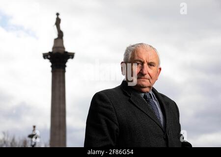 REDAKTIONELLE VERWENDUNG NUR Lord John Bird, der Gründer von The Big Issue, markiert die Rückkehr von 1,400 Händlern des Magazins in die Hauptstraßen von England und Wales vom 12. April nach monatelanger Sperrung in London. Ausgabedatum: Montag, 12. April 2021. Stockfoto