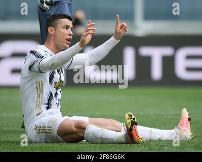 Turin, Italien. April 2021. Cristiano Ronaldo vom FC Juventus reagiert während eines Fußballspiels zwischen dem FC Juventus und Genua in Turin, Italien, am 11. April 2021. Quelle: Federico Tardito/Xinhua/Alamy Live News Stockfoto