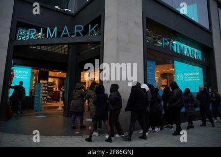 Am frühen Morgen betreten Käufer das Primark-Geschäft in der Oxford Street, London, und es wird nach der weiteren Lockerung der Sperrungsbeschränkungen in England wieder für Kunden geöffnet. Bilddatum: Montag, 12. April 2021. Stockfoto