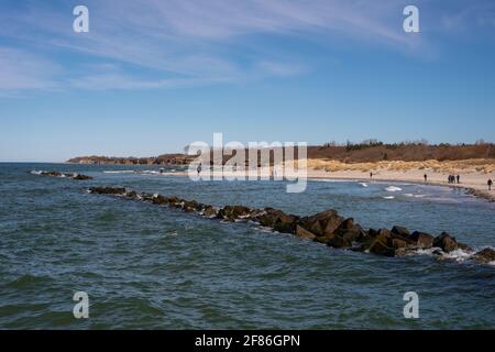 Landschaftlich schöner Blick auf den alten Wasserbrecher in der Ostsee Unter einem klaren Himmel Hintergrund Stockfoto