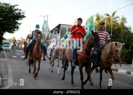 mata de sao joao, bahia, brasilien - 10. november 2020: Bei einem Spaziergang in der Stadt Mata de Saoa Joao werden die Menschen zu Pferde reiten gesehen. Stockfoto