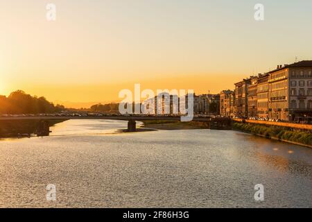 Sonnenuntergang über dem Arno in Florenz Stockfoto