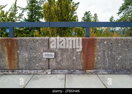 Eine Betonwand mit einer Entlüftung auf dem Dach des Besucherzentrums des Bonneville Dam auf Bradford Island in Oregon, USA Stockfoto