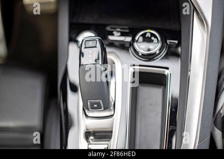 Nahaufnahme eines Automatikgetriebeknopfes in einem neuen modernen Auto. Draufsicht. Car Detail Stockfoto