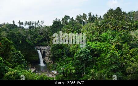 Touristen genießen den Tegenungan Wasserfall in Bali, Indonesien. Stockfoto