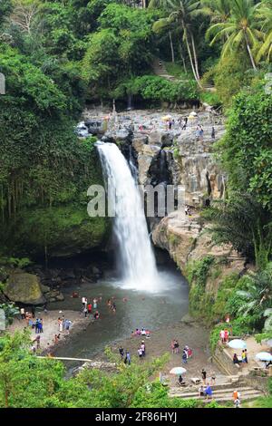 Touristen genießen den Tegenungan Wasserfall in Bali, Indonesien. Stockfoto