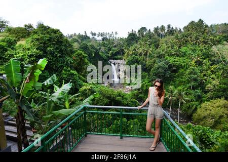 Touristen genießen den Tegenungan Wasserfall in Bali, Indonesien. Stockfoto
