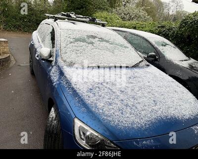 In Maidenhead, Bekshire, legt sich ein leichter Schneestaub auf einem Auto nieder. Pub-Besucher müssen sich am Montag warm einhüllen, da für den ersten Tag der Wiedereröffnung von Gastfreundlichkeit im Freien in England kühle Temperaturen prognostiziert werden. Bilddatum: Montag, 12. April 2021. Stockfoto