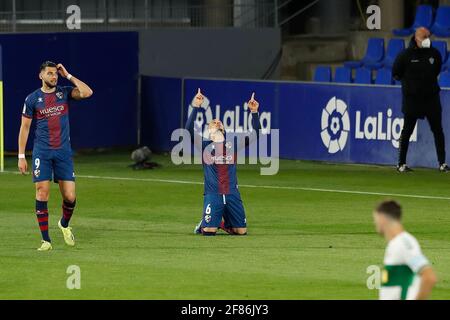 Huesca, Spanien. April 2021. Sandro Ramirez (Huesca) Fußball/Fußball : Ramirez feiert nach dem Shi-Tor beim spanischen Spiel „La Liga Santander“ zwischen SD Huesca 3-1 Elche CF im Estadio El Alcoraz in Huesca, Spanien . Quelle: Mutsu Kawamori/AFLO/Alamy Live News Stockfoto