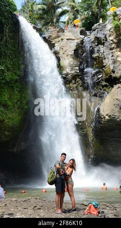 Touristen genießen den Tegenungan Wasserfall in Bali, Indonesien. Stockfoto