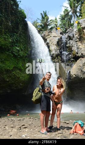 Touristen genießen den Tegenungan Wasserfall in Bali, Indonesien. Stockfoto