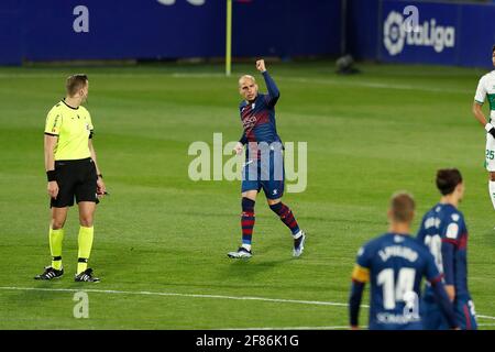 Huesca, Spanien. April 2021. Sandro Ramirez (Huesca) Fußball/Fußball : Ramirez feiert nach dem Shi-Tor beim spanischen Spiel „La Liga Santander“ zwischen SD Huesca 3-1 Elche CF im Estadio El Alcoraz in Huesca, Spanien . Quelle: Mutsu Kawamori/AFLO/Alamy Live News Stockfoto