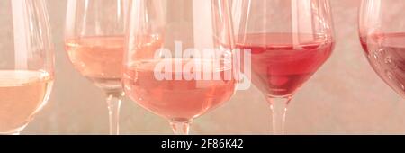 Wein in verschiedenen Schattierungen, Panorama, getöntes Bild Stockfoto