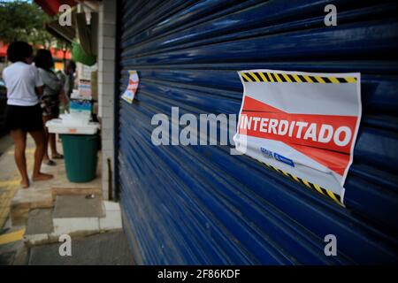 salvador, bahia / brasilien - 10. juli 2020: An einer Lotterietür im Stadtteil Narandiba in der Stadt Salvador ist ein Verbotsschild zu sehen, da es sich nicht um eine Verlosung handelt Stockfoto