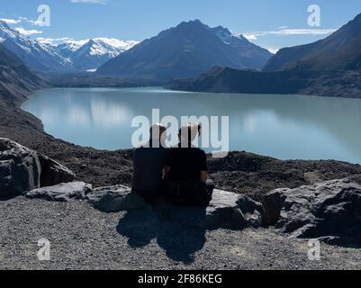 Tasman Glacier and Lake, Mount Cook, Neuseeland, 31. März 2021 - EIN Paar sieht den schrumpfenden Tamsan Glacier und Terminal Lake in der Nähe von Mount Cook, in den Südlichen Alpen Neuseelands. Kredit: Rob Taggart/Alamy Stockfoto