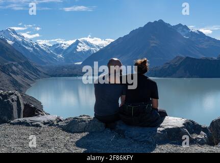 Tasman Glacier and Lake, Mount Cook, Neuseeland, 31. März 2021 - EIN Paar sieht den schrumpfenden Tamsan Glacier und Terminal Lake in der Nähe von Mount Cook, in den Südlichen Alpen Neuseelands. Kredit: Rob Taggart/Alamy Stockfoto