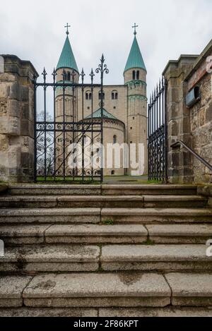 Deutschland, Sachsen-Anhalt, Gernrode, Treppe zur Stiftskirche St. Cyriakus. Die Kirche enthält eine Krypta aus dem 11. Jahrhundert. Es ist c Stockfoto