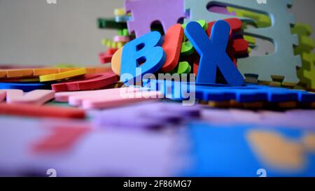 salvador, bahia / brasilien - 05/16/2020: Gummierter EVA-Kinderteppich mit Buchstaben des Alphabets. *** Ortsüberschrift *** Stockfoto