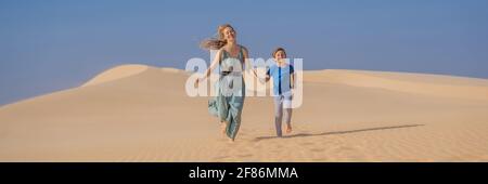 Mutter und Sohn in der Wüste. Reisen mit Kindern Konzept. Tourismus öffnet nach Quarantäne COVID 19 BANNER, LANGFORMAT Stockfoto