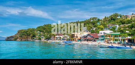 Puerto Galera, Philippinen - 24. April 2018: Panoramablick auf die farbenfrohe Uferpromenade von Sabang Beach im beliebten Ferienort auf der Insel Mindoro. Stockfoto