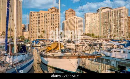 Honolulu, Hawaii - 16. März 2015. Yachten im Ala Wai Boat Harbour, einem staatlichen Yachthafen, der von Gebäuden an der Uferpromenade von Ala Moana umgeben ist. Stockfoto