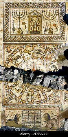 1264. MOSAIKBODEN DER SYNAGOGE AUS DEM 4.-5. JAHRHUNDERT IN HAMAT TIBERIAS. DIE TORAH ARCHE, FLANKIERT VON ZWEI GROSSEN KANDELABER, BEFINDET SICH AUF DER OBERSEITE. EIN TIERKREIS MIT DER SONNE Stockfoto