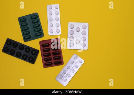 Blisterpackungen mit Tabletten und Kapseln in verschiedenen Farben. Stockfoto