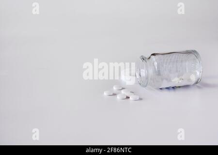 Selective Focus Pills. Medizin in einer umgedrehten Flasche auf weißem Hintergrund. Platz kopieren Stockfoto