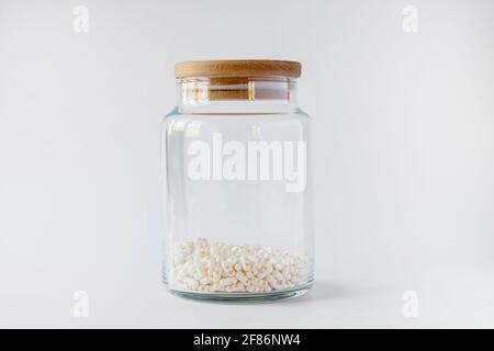 Selective Focus Pills. Lebensmittel der Zukunft. Ein Glas gefüllt mit Medikamentenkapseln Stockfoto