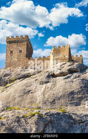 Sudak genuesische Festung. Sonniger Sommertag. Wunderschöne Natur. Krim, Sudak - 10. Oktober 2020. Stockfoto