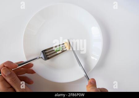 Selektive Fokus Pillen und Gabel. Das Essen der Zukunft. Ein gesunder Teller zum Abendessen oder Frühstück. Stockfoto