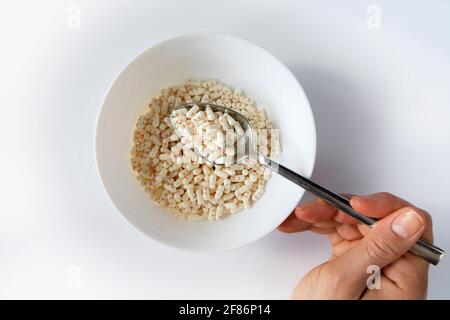 Selective Focus Pills. Lebensmittel der Zukunft. Eine Schüssel mit Medikamentenkapseln gefüllt Stockfoto