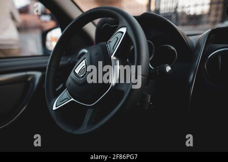 Bukarest, Rumänien - 11. April 2021: Bild mit geringer Schärfentiefe (selektiver Fokus) mit dem Dacia-Logo auf einem Duster-Lenkrad. Stockfoto
