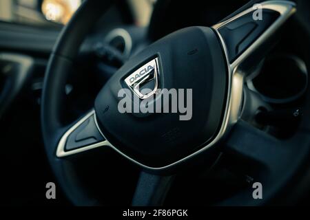 Bukarest, Rumänien - 11. April 2021: Bild mit geringer Schärfentiefe (selektiver Fokus) mit dem Dacia-Logo auf einem Duster-Lenkrad. Stockfoto
